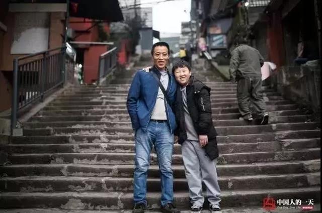 父亲用肩膀扛出市中心一套房！父母的脊梁，是孩子触底时的弹簧