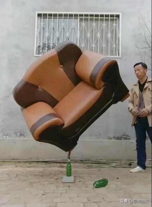 缝纫机放在啤酒瓶口上纹丝不动？！聊城“电工哥”成“平衡术”高手