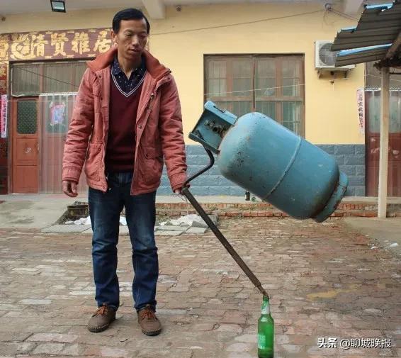 缝纫机放在啤酒瓶口上纹丝不动？！聊城“电工哥”成“平衡术”高手