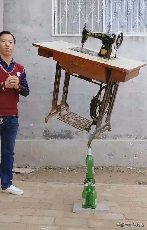 缝纫机放在啤酒瓶口上纹丝不动？！聊城“电工哥”成“平衡术”高手
