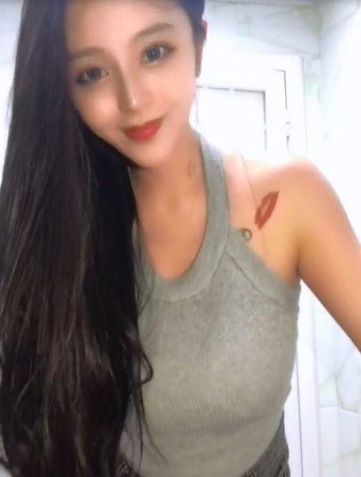 抖音最“丑”素颜女孩走红，五官出奇美，网友：和网红只差化妆品