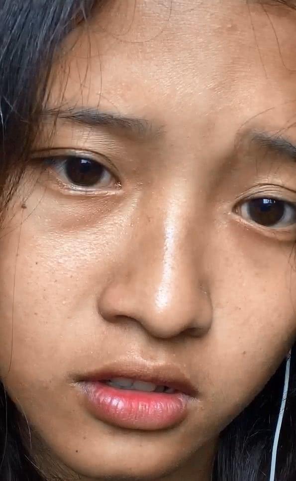 抖音最“丑”素颜女孩走红，五官出奇美，网友：和网红只差化妆品