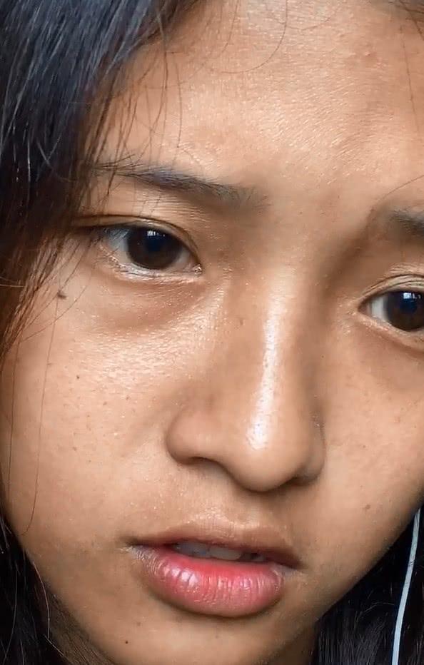 抖音最“丑”素颜女孩走红，五官出奇美，网友：和网红只差化妆品