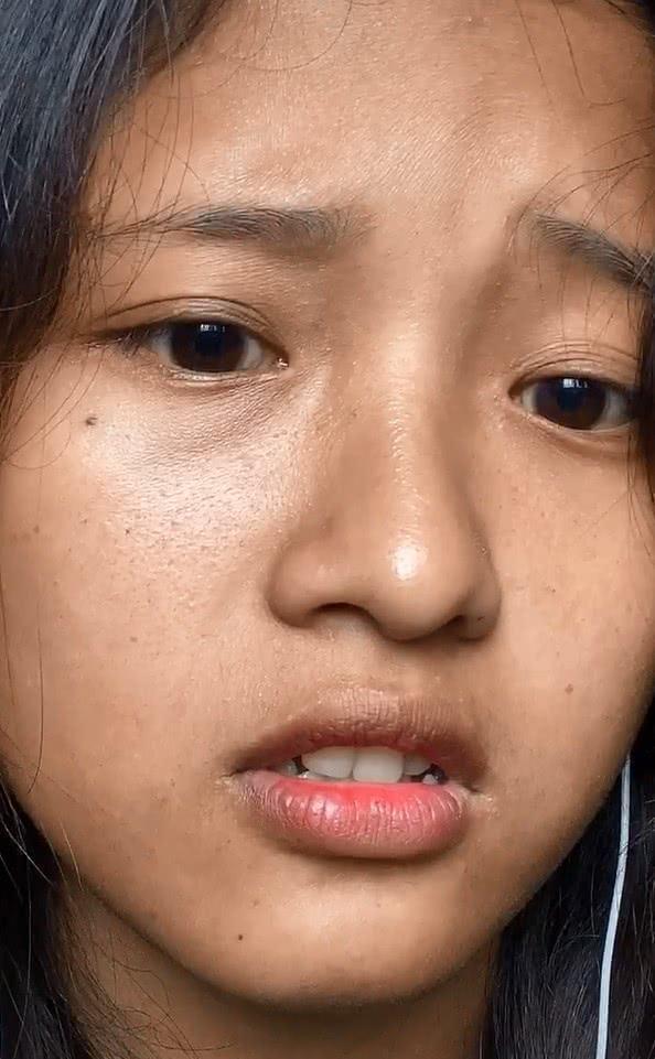 抖音最“丑”素颜女孩走红，五官出奇美，网友：和网红只差化妆品
