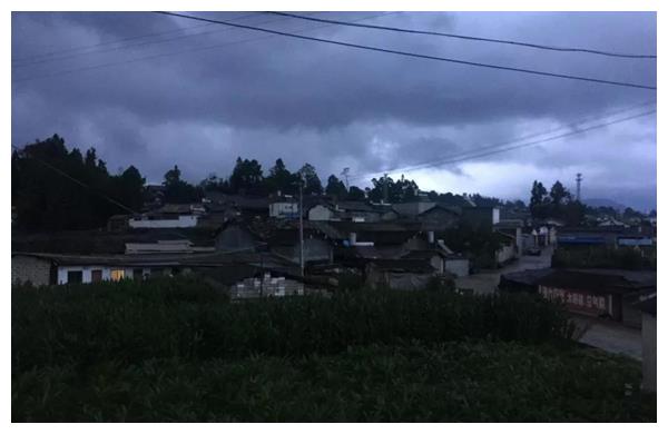 春节前夕路灯照到家门口，点亮的是群众的心