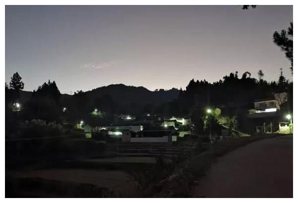 春节前夕路灯照到家门口，点亮的是群众的心