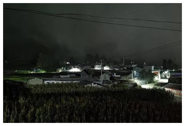春节前夕路灯照到家门口，点亮的是群众的心