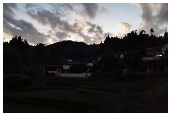 春节前夕路灯照到家门口，点亮的是群众的心