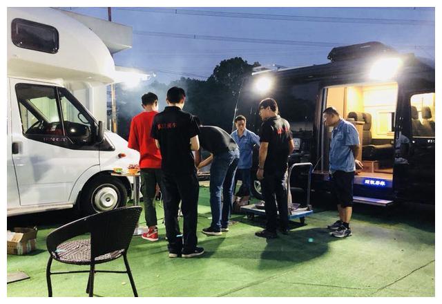 房车应该这么玩，烧烤，K歌