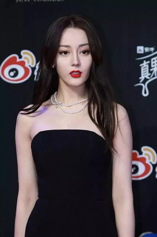 迪丽热巴亮相微博之夜 穿紧身斜边礼裙 珍珠首饰尽显贵气大方