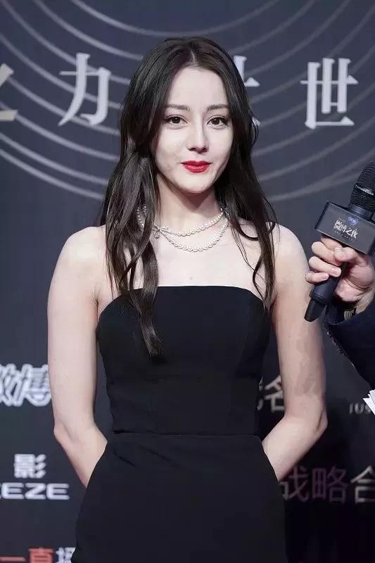 迪丽热巴亮相微博之夜 穿紧身斜边礼裙 珍珠首饰尽显贵气大方