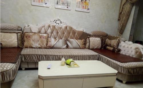 准媳妇看到婚房背景墙被老妈装成这样，大吵一架说不结婚了！