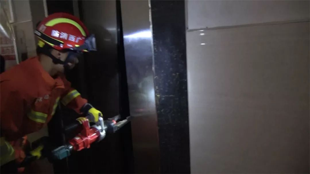 差点误终身！婚礼在即，新郎和11名伴郎却被困电梯