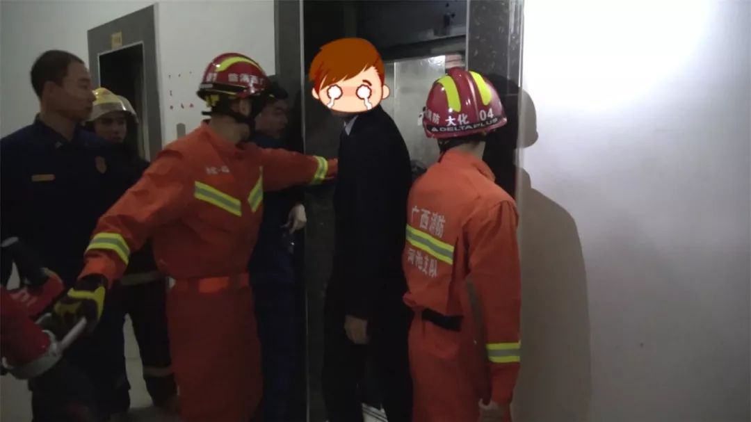 差点误终身！婚礼在即，新郎和11名伴郎却被困电梯