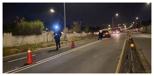 新北男子骑机车自撞路灯杆 当场摔飞倒地伤重不治身亡