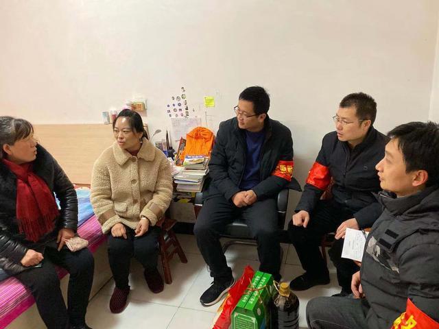 合阳县畜牧发展中心走访困难户  真情暖人心（组图）