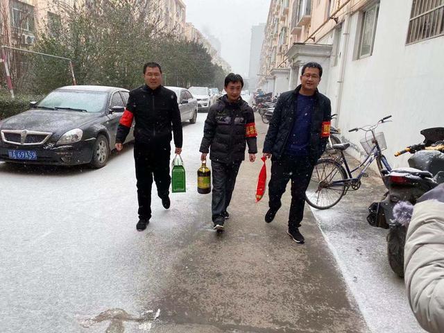 合阳县畜牧发展中心走访困难户  真情暖人心（组图）
