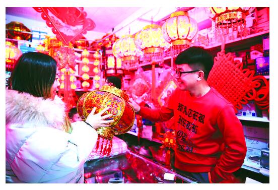 各大灯饰店也迎来了销售旺季