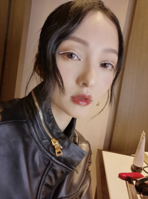 张韶涵晒自拍 网友：看成李小璐 化珍珠眼妆被怼难看