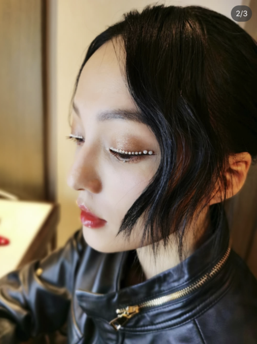 张韶涵晒自拍 网友：看成李小璐 化珍珠眼妆被怼难看