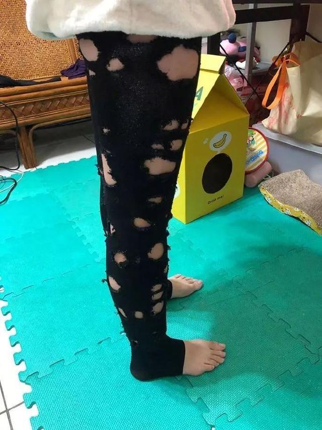 天气变冷了,女子翻出去年的厚袜子来穿,拿出来一看直翻白眼