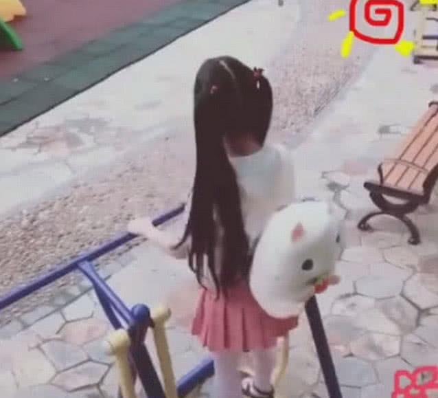 又一“萝莉”见光死,穿萝莉装玩健身器材,身高劝退铁杆粉丝!