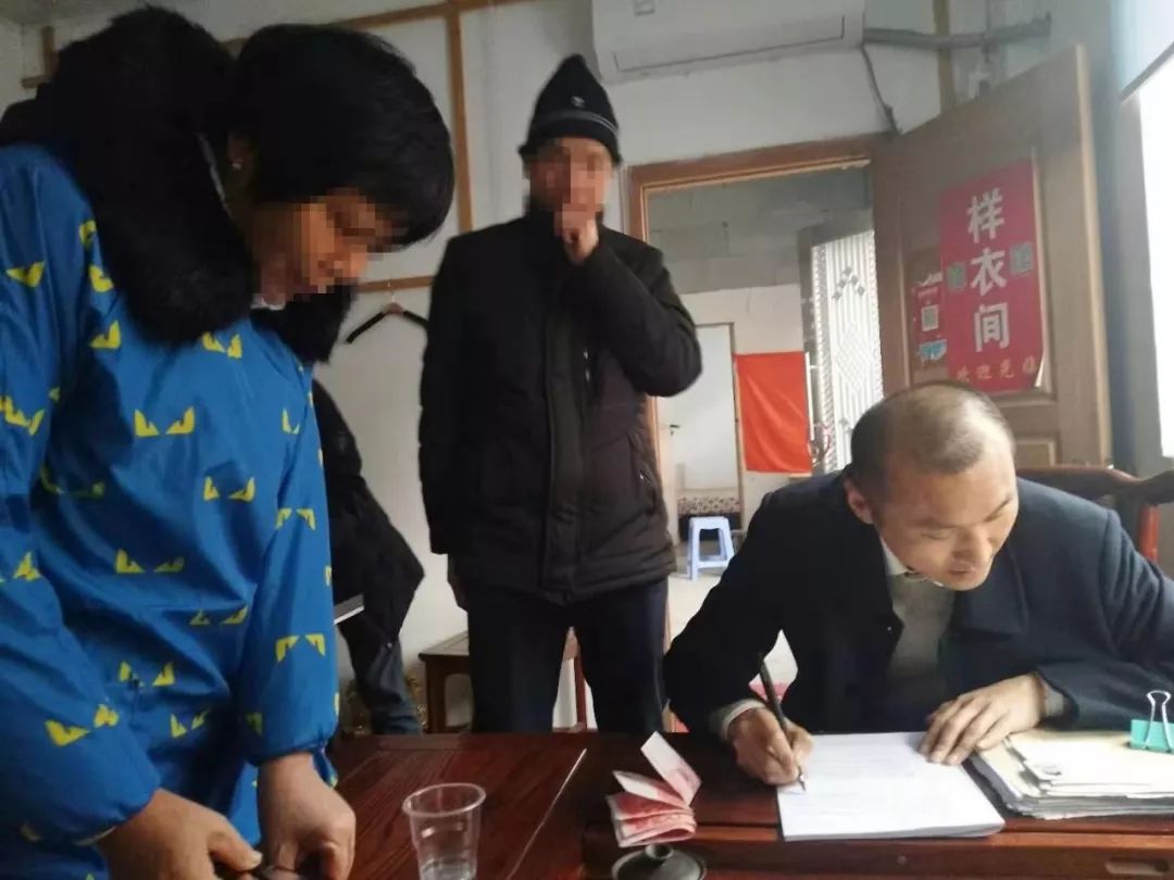法官厂门口摆摊卖起缝纫机,这是为哪般?