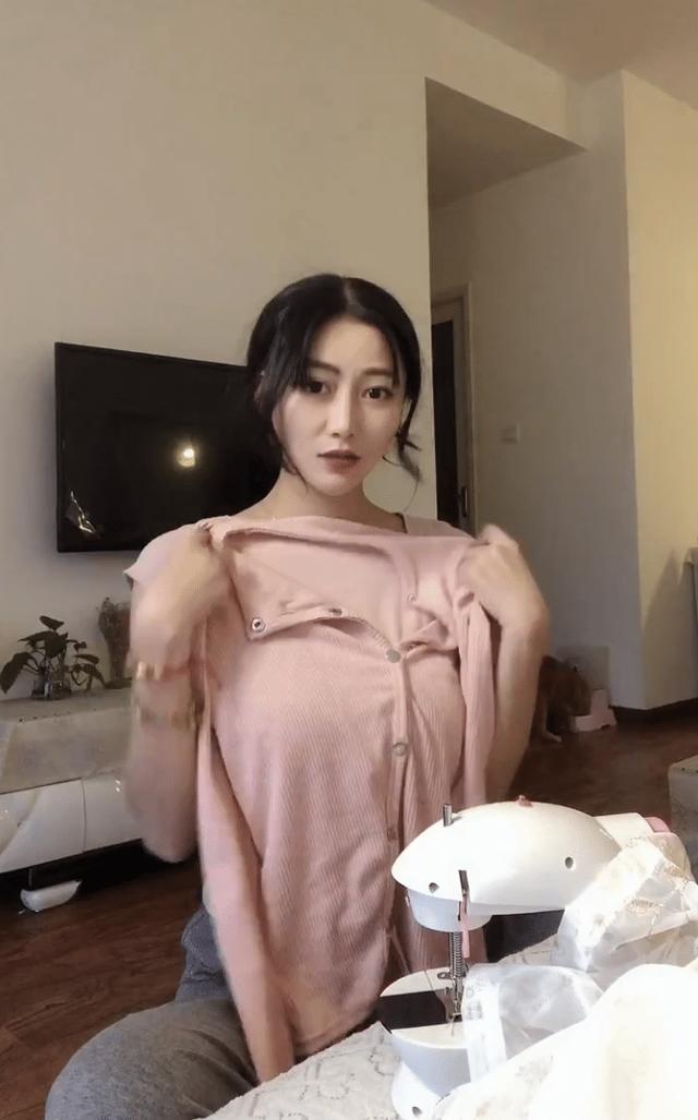 身材曲线完美的姑娘，家里还有缝纫机，是不是因为衣服经常坏？