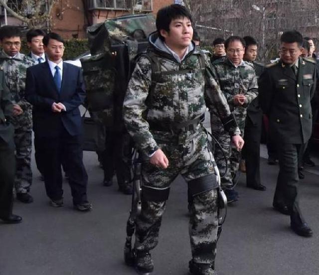 距离“钢铁侠”又进一步！中国研发多款外骨骼，155炮弹轻松装填