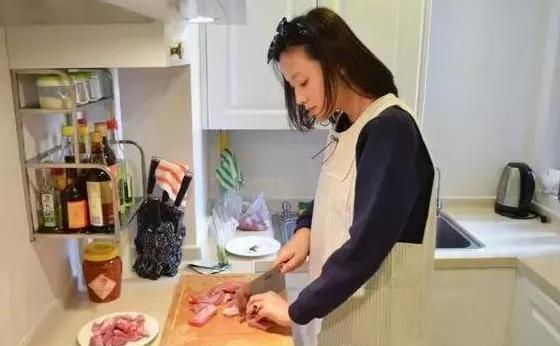 参观田亮在重庆的豪宅，家里有个旋转楼梯，简直跟童话世界里一样