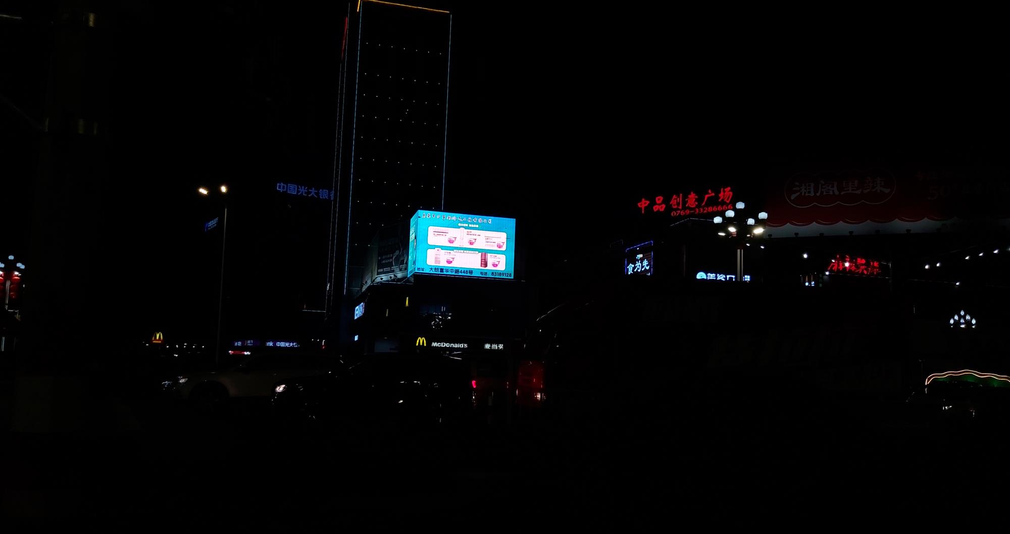 东莞大朗的夜景,路灯下的大朗街头光彩耀人