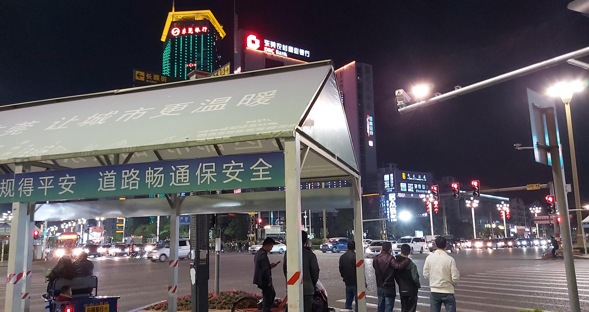 东莞大朗的夜景,路灯下的大朗街头光彩耀人