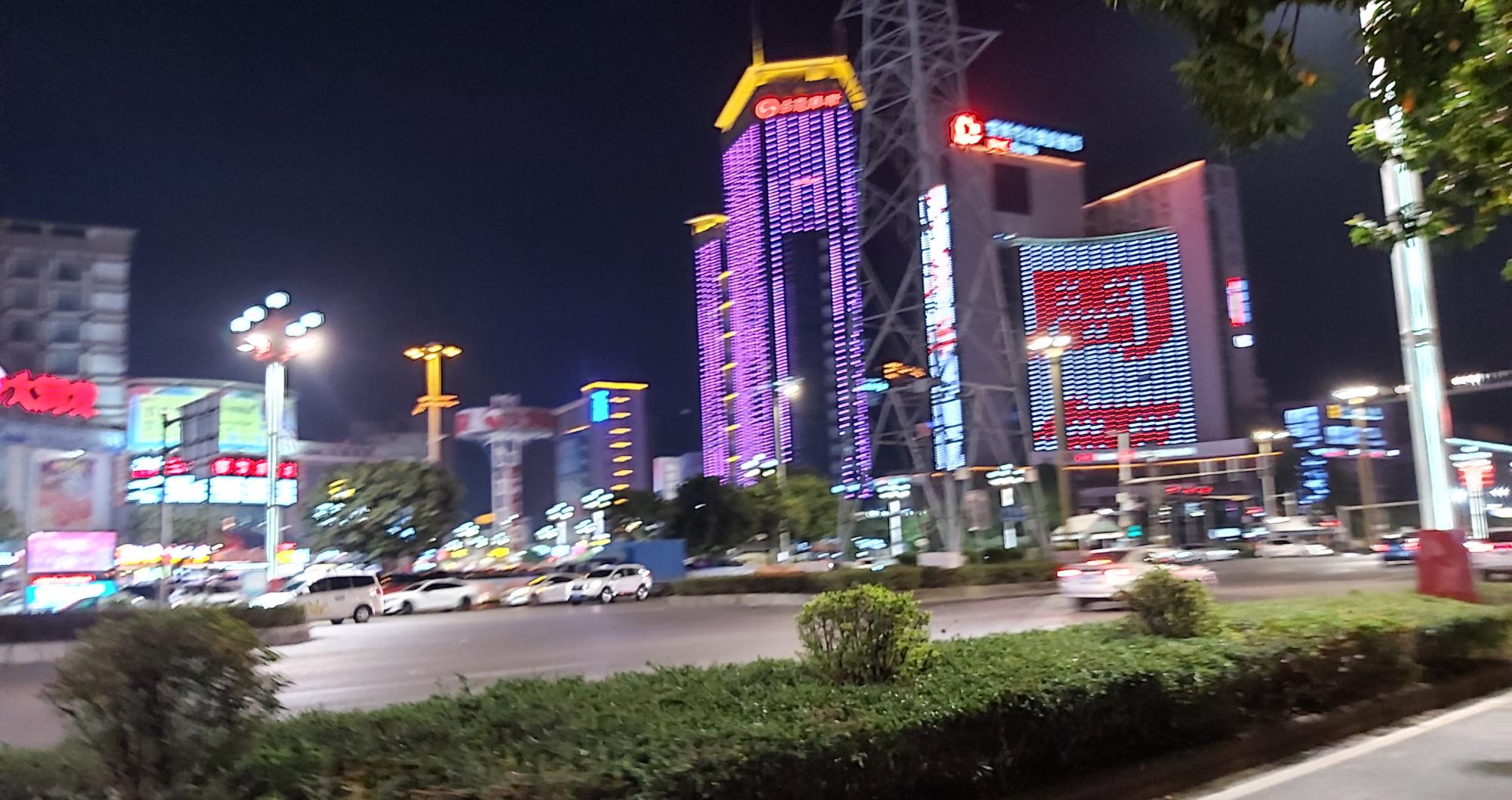 东莞大朗的夜景,路灯下的大朗街头光彩耀人