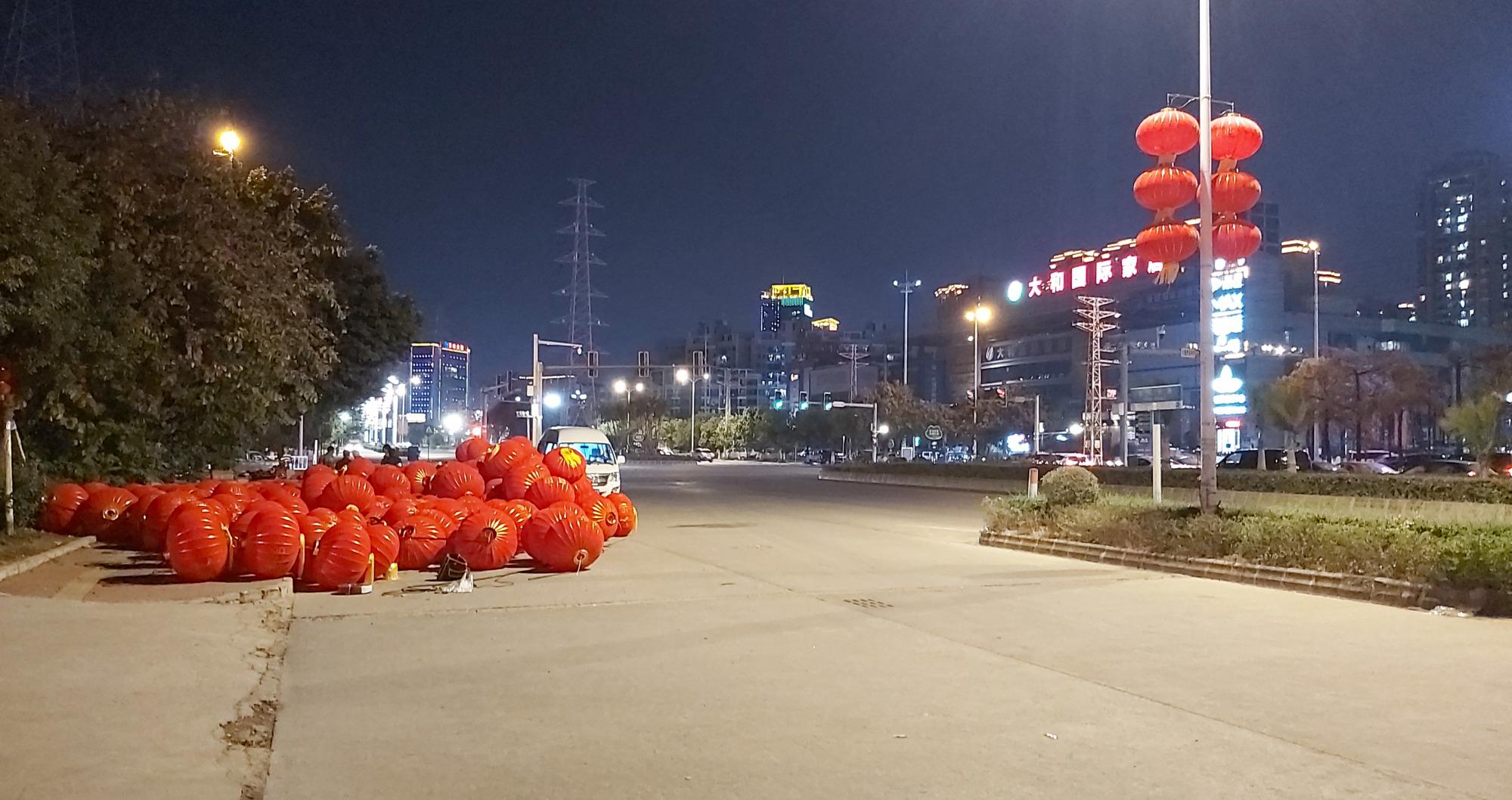 东莞大朗的夜景,路灯下的大朗街头光彩耀人