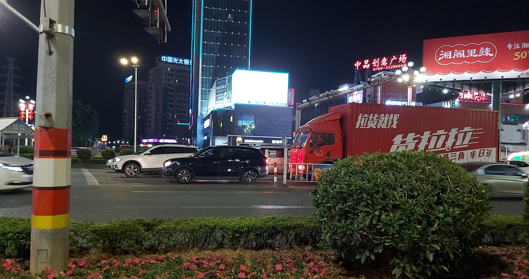 东莞大朗的夜景,路灯下的大朗街头光彩耀人