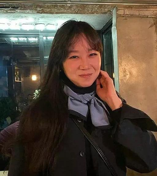 李小璐又整容脸崩了？红色针织衫+短裤，还在装嫩？