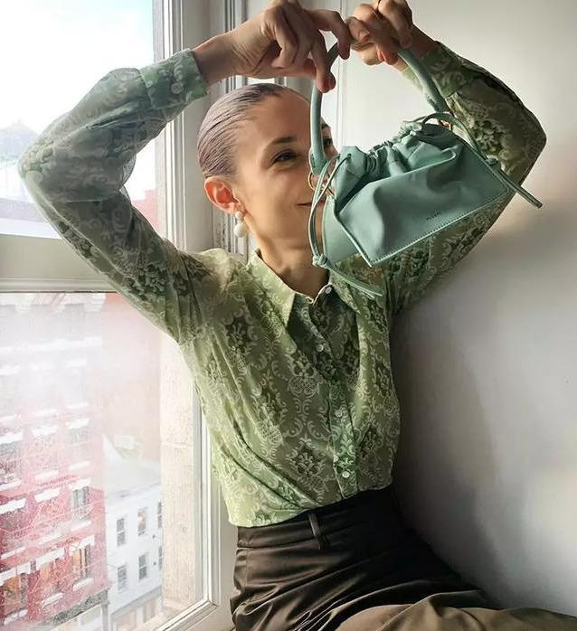 李小璐又整容脸崩了？红色针织衫+短裤，还在装嫩？