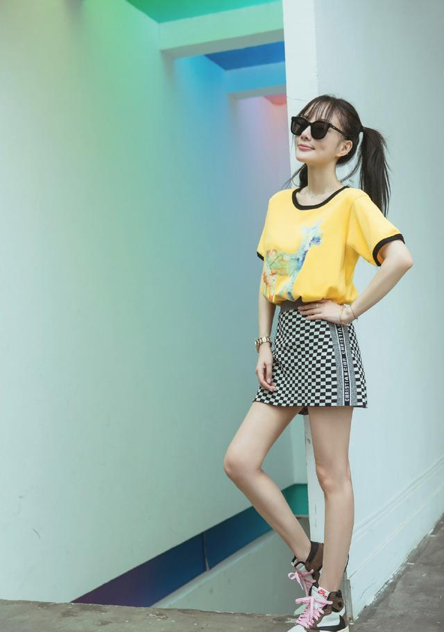 李小璐又整容脸崩了？红色针织衫+短裤，还在装嫩？