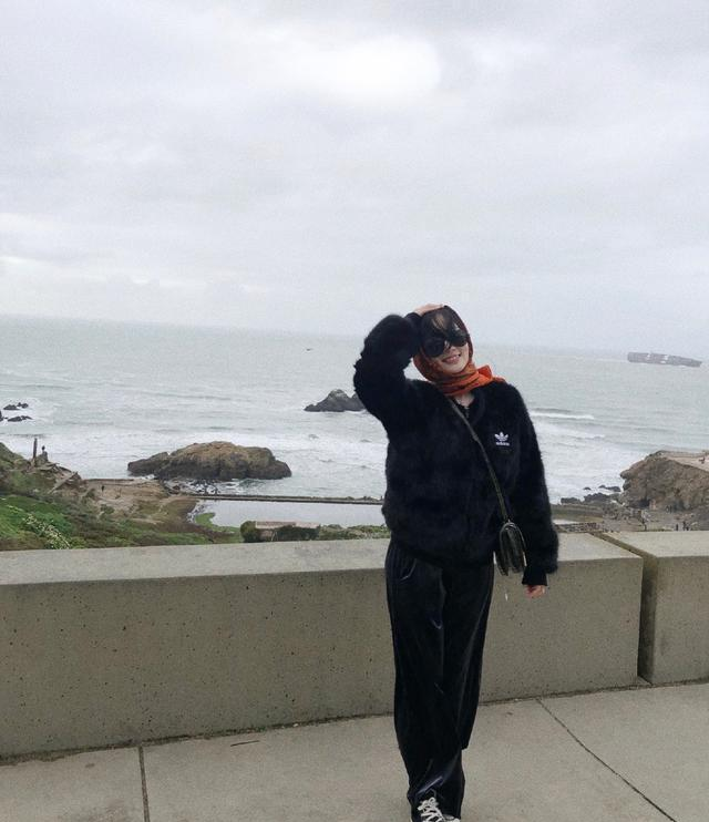李小璐又整容脸崩了？红色针织衫+短裤，还在装嫩？
