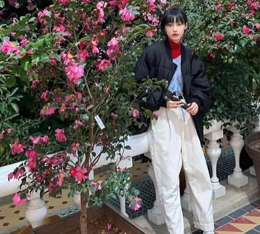 李小璐又整容脸崩了？红色针织衫+短裤，还在装嫩？
