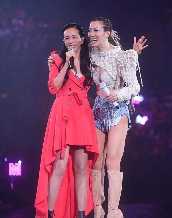 郑秀文穿搭越来越不像48岁，“链条裙”碾压柳岩，这谁顶得住？