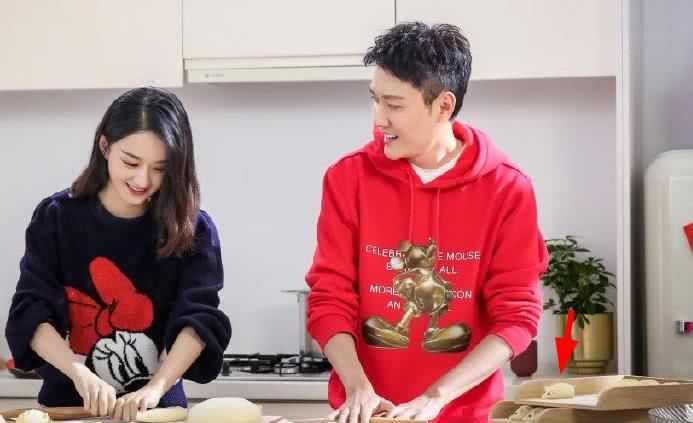 冯绍峰陪老婆拍广告，谁注意赵丽颖手放哪