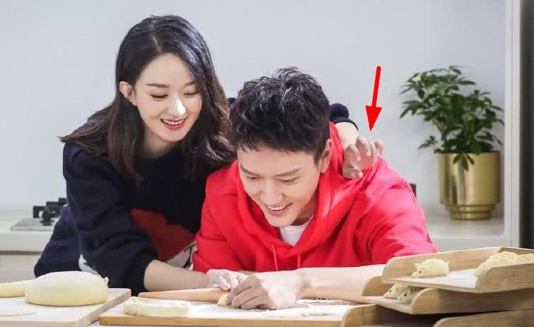 冯绍峰陪老婆拍广告，谁注意赵丽颖手放哪