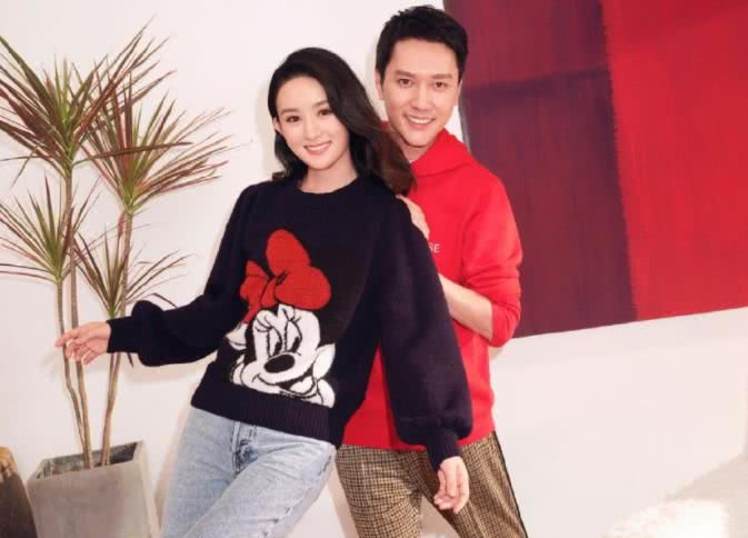 冯绍峰陪老婆拍广告，谁注意赵丽颖手放哪