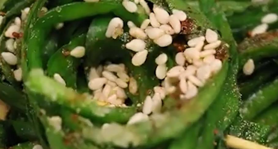 吃烧烤想省钱就点这3样菜，几十块钱吃到爽，老板直呼故意的吧！