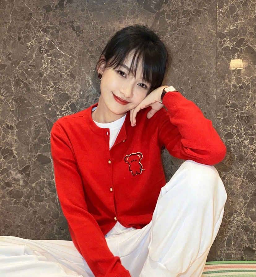 孙怡晒私服照，穿新年红针织衫配运动裤，简单搭配甜美又亮眼