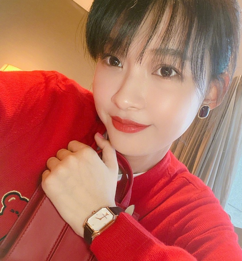 孙怡晒私服照，穿新年红针织衫配运动裤，简单搭配甜美又亮眼