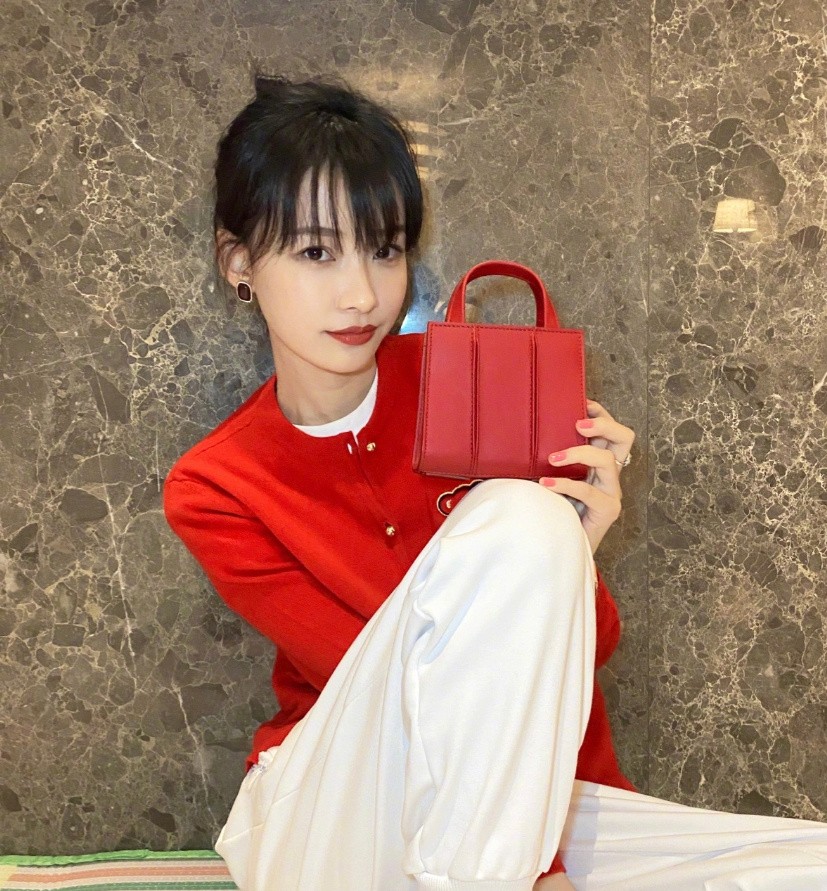 孙怡晒私服照，穿新年红针织衫配运动裤，简单搭配甜美又亮眼