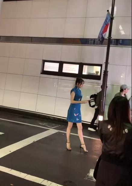 迪丽热巴穿旗袍街头拍广告，路人视角腿型太夸张，确定27岁？