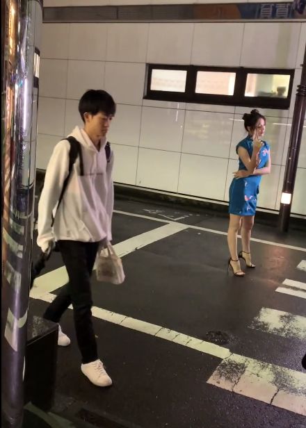 迪丽热巴穿旗袍街头拍广告，路人视角腿型太夸张，确定27岁？